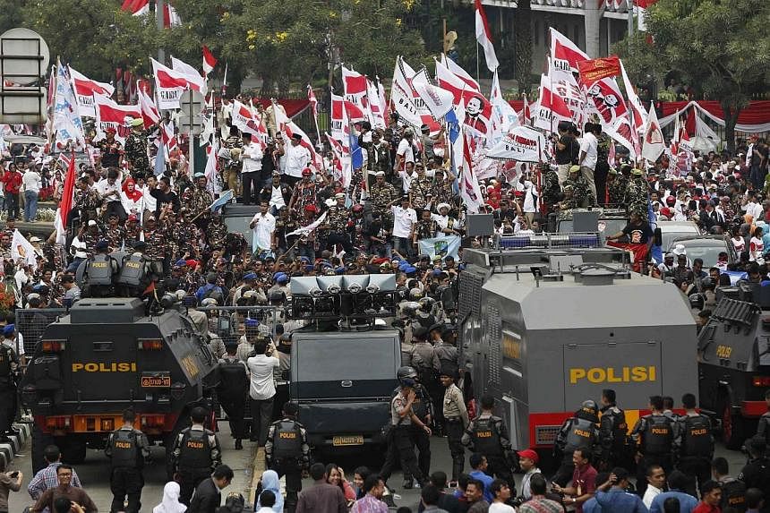 Indonesian police block supporters of presidential candidate Prabowo Subianto from reaching the Constitutional Court in Jakarta on Aug 21, 2014.&nbsp;Indonesian police used tear gas and water cannon Thursday to break up a rally by supporters of the f