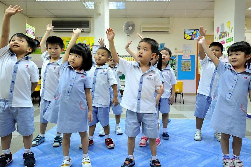 A study on pre-schoolers found that code-switching - alternating between two or more languages in a sentence or conversation - could improve the children's Mandarin. More young children are growing up in English-speaking families where Mandarin is ha