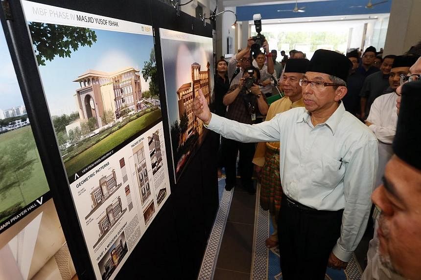 Minister-in-charge of Muslim Affairs Yaacob Ibrahim unveils the design for the new Yusof Ishak Mosque on Friday, Aug 22, 2014. -- ST PHOTO: SEAH KWANG PENG&nbsp;