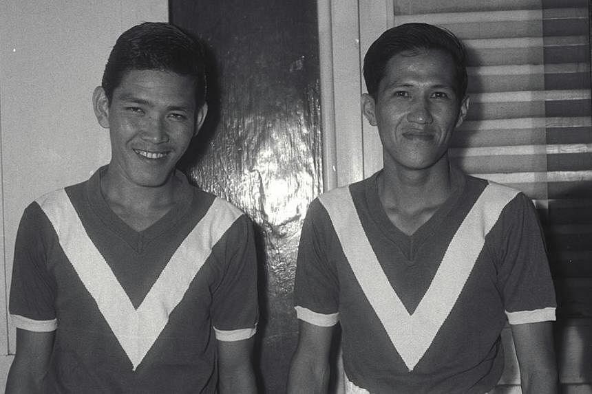 Former Singapore football team captain Lee Kok Seng (right), seen here with teammate Umar Rahmat at the Jalan Besar Stadium in 1960, died yesterday from pneumonia. -- PHOTO: ST FILE&nbsp;