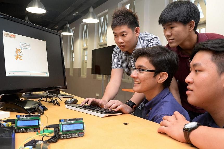 Singapore Polytechnic students trying out some of the software that will be featured at the Infocomm Development Authority (IDA) Labs. -- PHOTO: ST FILE