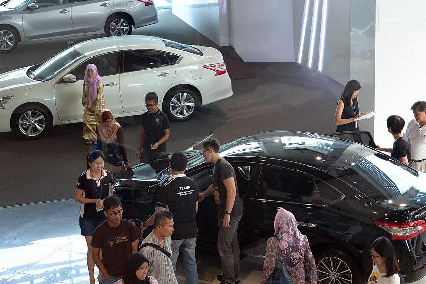 Potential buyers at the Nissan showroom in Ubi Road on May 10, 2014. -- PHOTO: ST FILE