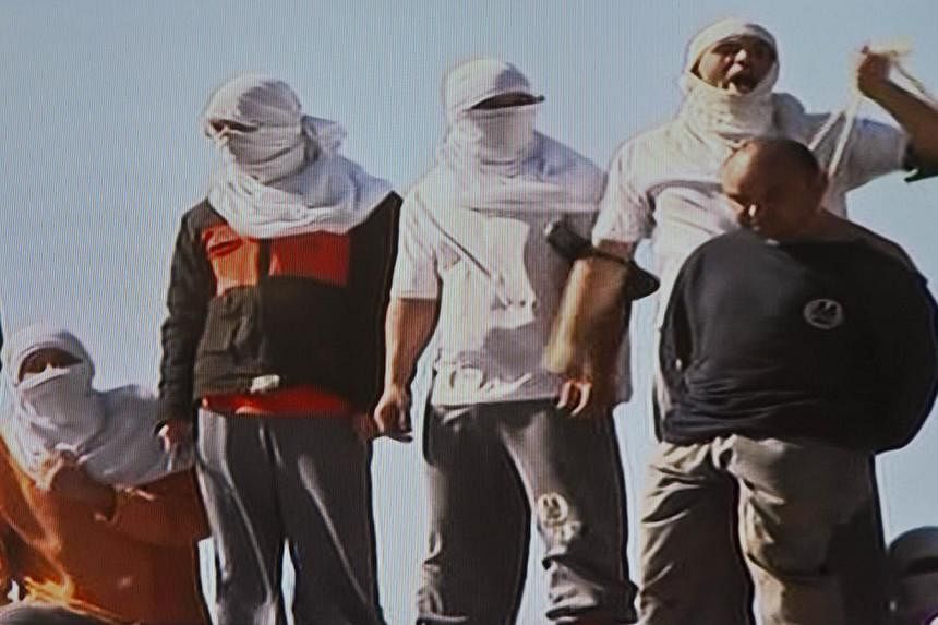 A screen grab from Globo News television showing inmates holding a hostage (right) on the roof of the penitentiary in Cascavel, Parana state, Brazil, on August 25, 2014. Inmates rioting for better facilities in a Brazilian jail killed four fellow pri