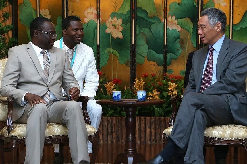 Prime Minister of Burkino Faso, Beyon Luc Adolphe Tiao (left), called on Prime Minister Lee Hsien Loong on Aug 27, 2014 at the Istana. -- PHOTO: MINISTRY OF COMMUNICATIONS AND INFORMATION