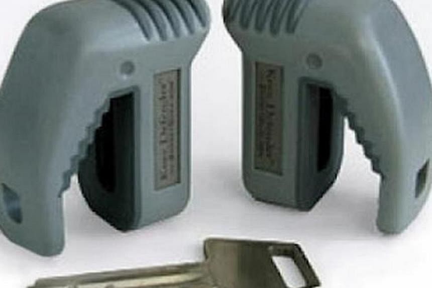 The Knee Defender, a set of plastic wedges that slip onto the legs of your tray table and physically prevent the seat in front of you from reclining. -- PHOTO:&nbsp;1.BP.BLOGSPOT.COM