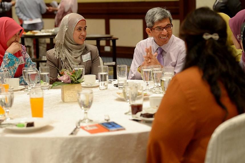 Minister Dr Yaacob Ibrahim hosting lunch for about 200 Malay/Muslim professionals at Swissotel Merchant Court. -- BH PHOTO:&nbsp;TUKIMAN WARJI
