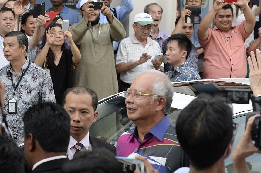 People trying to snap pictures of Malaysian Prime Minister Najib Razak and Prime Minister Lee Hsien Loong at Sultan Gate. (Above) Malaysian Prime Minister Najib Razak at the Singapore Sports Hub with Prime Minister Lee Hsien Loong. The visit was foll