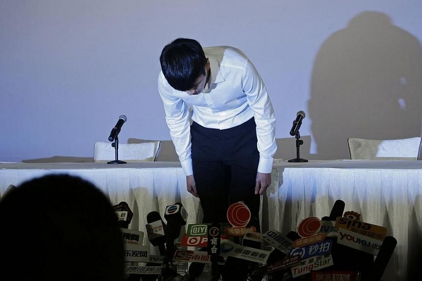 Taiwanese actor Kai Ko, also known as Ko Chen-tung, bows during a news conference after being released from a two-week detention in Beijing on Aug 29, 2014. -- PHOTO: REUTERS