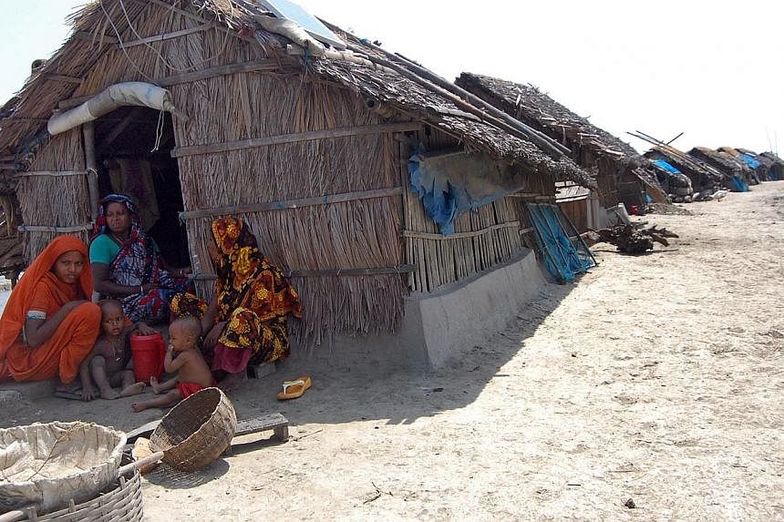Displaced families from Lebubunia village in Bangladesh affected by the floods in 2009 continue to live in huts. -- PHOTO: ANN