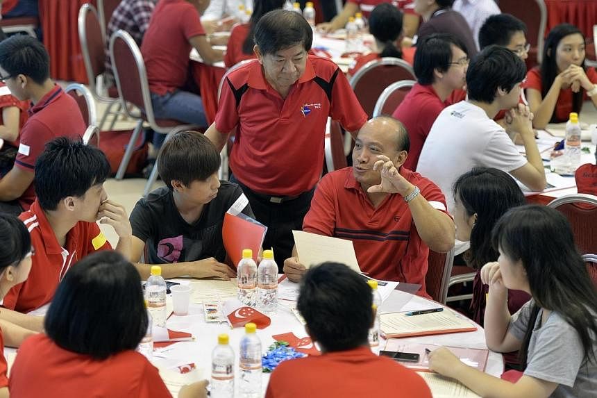 Minister for National Development Khaw Boon Wan mingling and listening intently during a group discussion before the post-National Day Rally dialogue for Sembawang GRC at the Woodlands Community Club on Sunday, Aug 31, 2014. -- ST PHOTO: DESMOND FOO