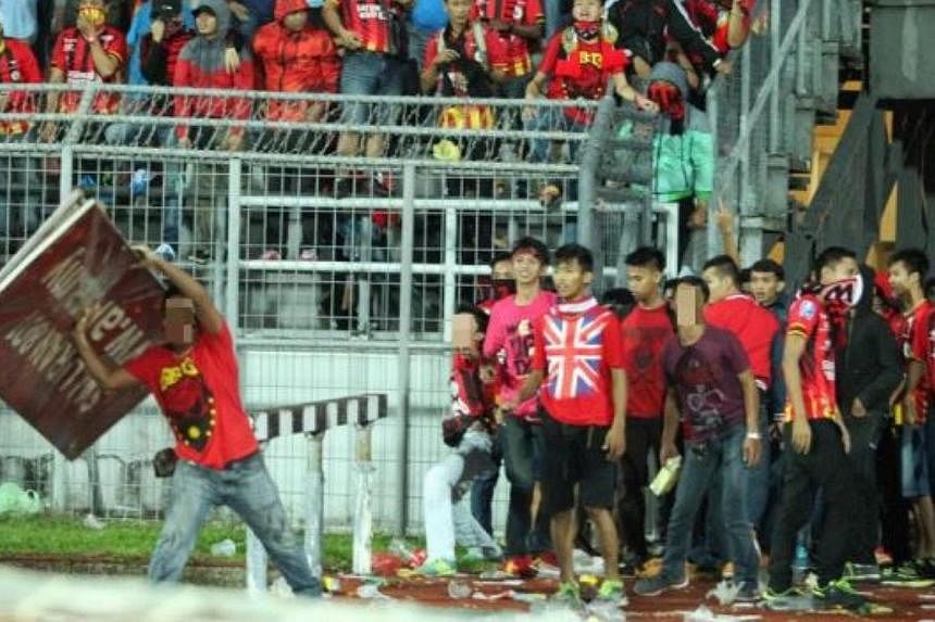 Hundreds of rioters wreaked havoc after the Malaysia Cup football match between Perak and Sarawak at the State Stadium on Saturday, Aug 30, 2014. -- PHOTO: THE STAR/ASIA NEWS NETWORK