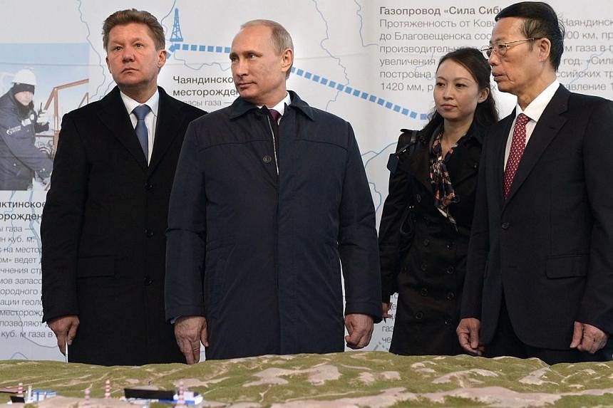 Russian gas giant Gazprom CEO Alexei Miller (left), Russian President Vladimir Putin (second from left) and Chinese Vice-Premier Zhang Gaoli (right) attend the ceremony marking the welding of the first link of "The Power of Siberia" main gas pipeline