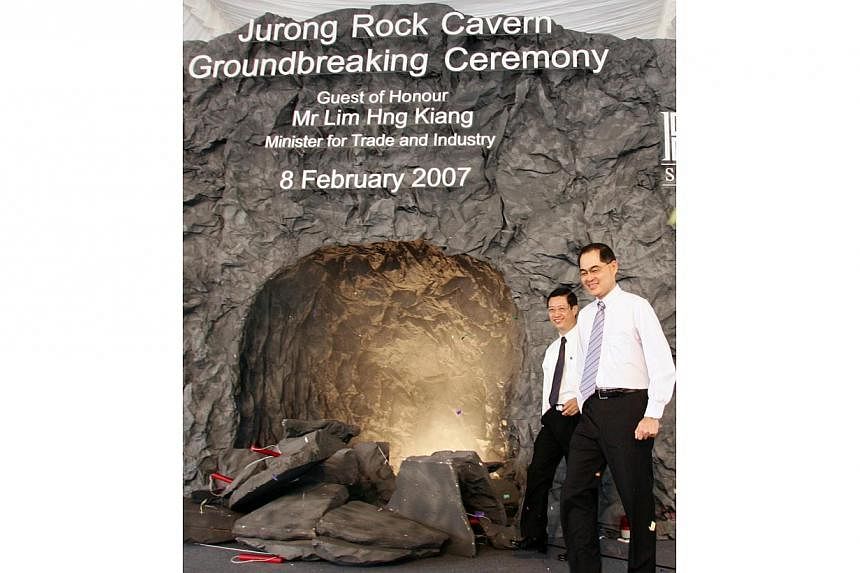 Trade and Industry Minister Lim Hng Kiang (right) officiating the groundbreaking ceremony for the Jurong Rock Caverns together with JTC chairman Soo Kok Leng. -- PHOTO: ZAOBAO
