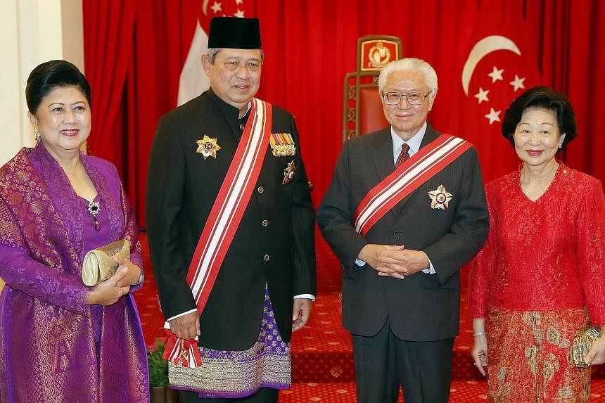 Indonesian President Susilo Bambang Yudhoyono (second from left) and his wife (left) Ani Bambang Yudhoyono, taking a group photo with President Tony Tan Keng Yam and Mrs Tony Tan after a ceremony where President Tony Tan conferred the Order of Temase