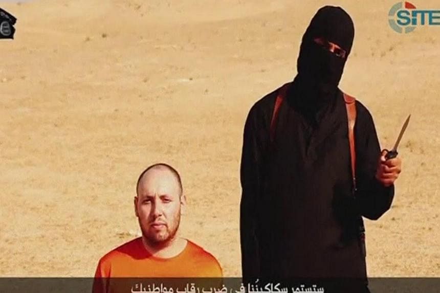 A video purportedly showing US journalist Steven Sotloff kneeling next to a masked Islamic State fighter holding a knife in a video released by the Islamic State of Iraq and Syria (ISIS) on&nbsp;Sept 2, 2014.&nbsp;Mr Sotloff, who was beheaded by ISIS