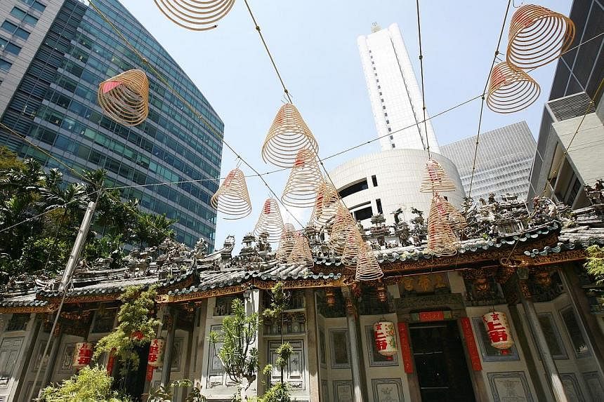 The Yueh Hai Ching Temple in Raffles Place before its restoration. -- PHOTO: ST FILE