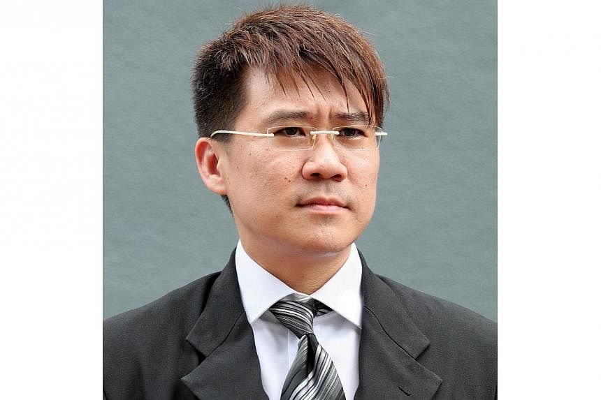 Disbarred lawyer Leonard Loo, who was struck off the rolls two years ago for misconduct, has been hauled to court for allegedly providing legal services to eight Chinese nationals. -- PHOTO: ST FILE