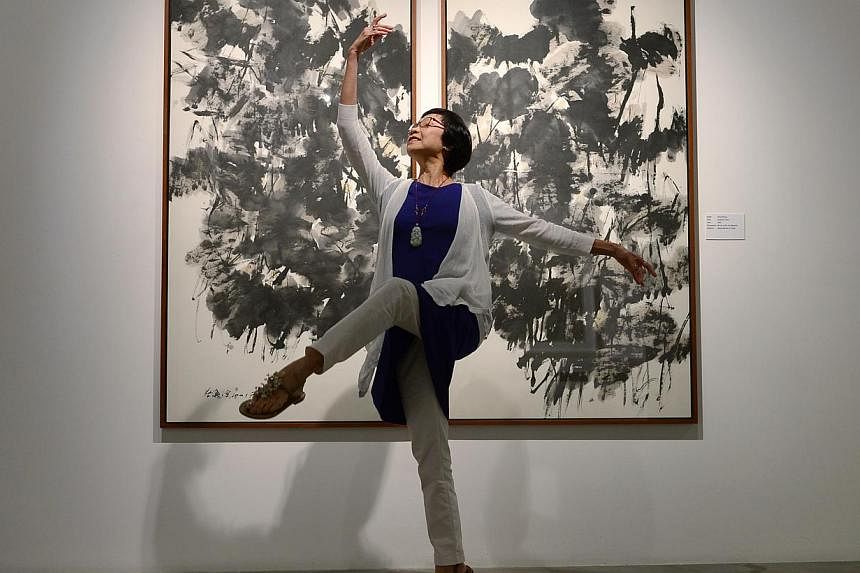 Dance doyenne Goh Soo Khim and founder of the Singapore Dance Theatre strikes a pose in front of Chua Ek Kay’s diptych painting, Summer Lotus. -- ST PHOTO: NG SOR LUAN