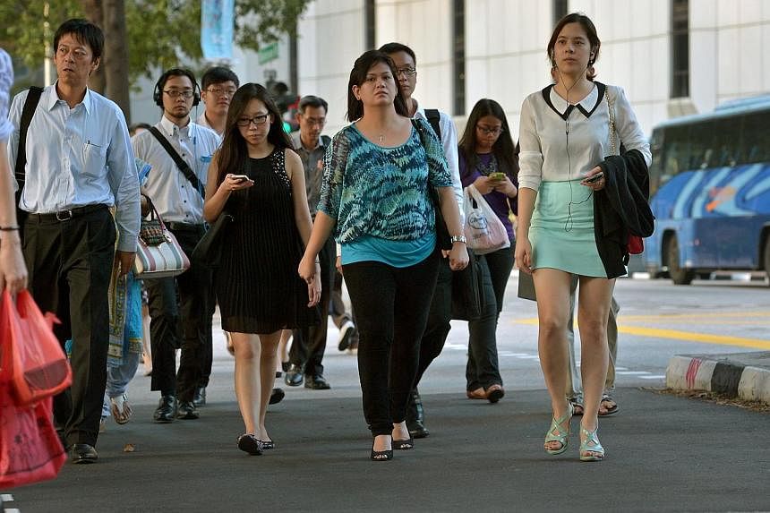 Office workers in the central business district (CBD). -- ST PHOTO:&nbsp;KUA CHEE SIONG