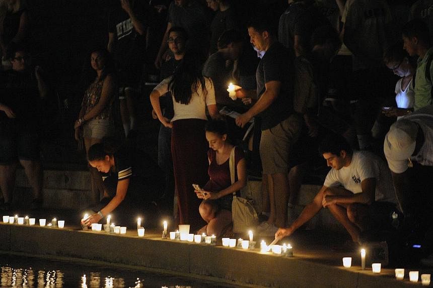 Students light candles during a vigil honoring U.S. journalist Steven Sotloff at the Reflection Pool on the campus of the University of Central Florida in Orlando, Florida on Sept 3, 2014. -- PHOTO: REUTERS