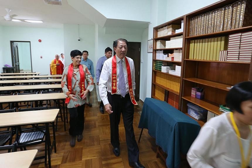 DPM Teo touring a classroom in the the Manjusri Library.&nbsp;-- ST PHOTO:&nbsp;ONG WEE JIN