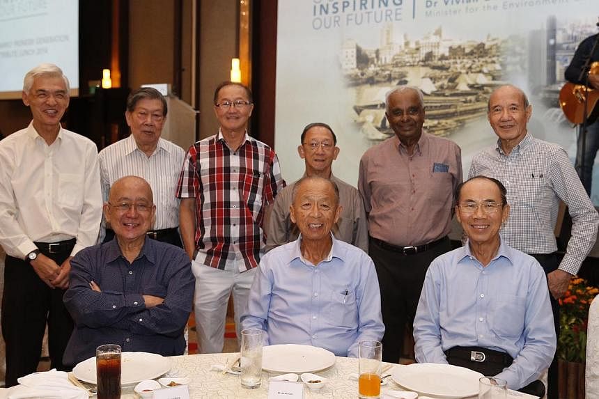 A group photo of the 1987 gold medal recipients (awarded by then PM Lee Kuan Yew for their efforts in the Singapore River/Kallang basin clean up) - (front row left to right) Wang Nan Chee, Lee Ek Tieng, Tan Gee Paw, (back row left to right) Loh Ah Tu