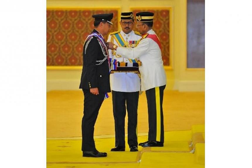 The commissioner of the Singapore Police Force received &nbsp;the highest Malaysian award for police officers from the Malaysian King on Monday. -- PHOTO: SINGAPORE POLICE FORCE