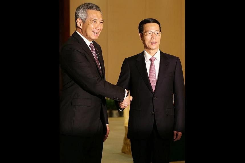Prime Minister Lee Hsien Loong yesterday exchanged views with China’s Executive Vice-Premier Zhang Gaoli on Beijing’s proposal for a third government-to-government project. -- PHOTO: LIANHE ZAO BAO