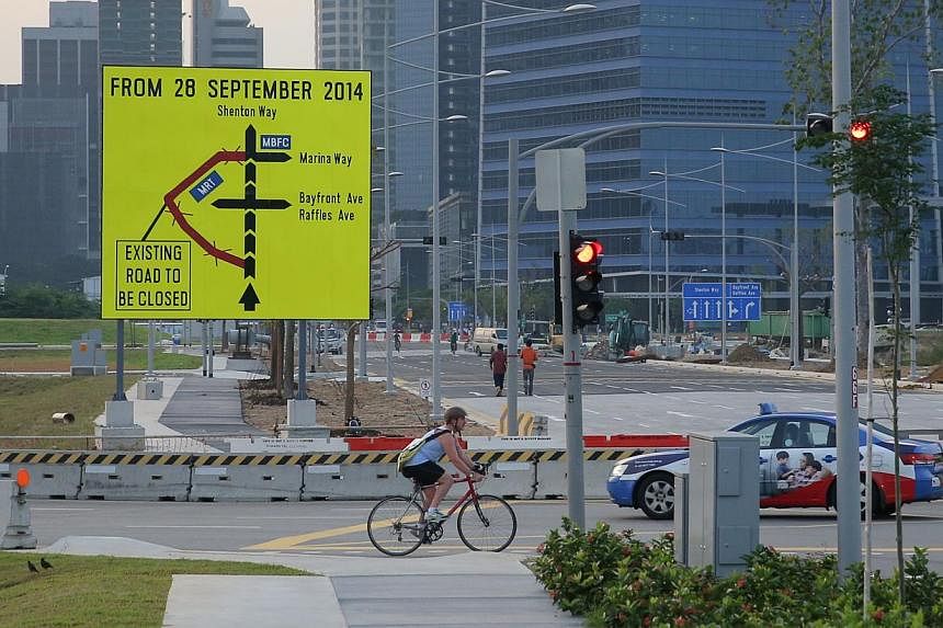 A sign in the Marina South area informing road users of the coming change in the road network. -- ST PHOTO:&nbsp;ONG WEE JIN
