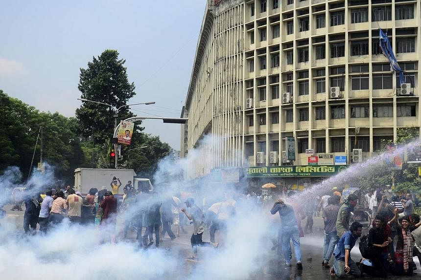 Bangladeshi police use teargas to try to break up a demonstration against a court ruling commuting the death sentence of Jamaat-e-Islami leader Delwar Hossain Sayedee in Dhaka on Sept 17, 2014. -- PHOTO: AFP