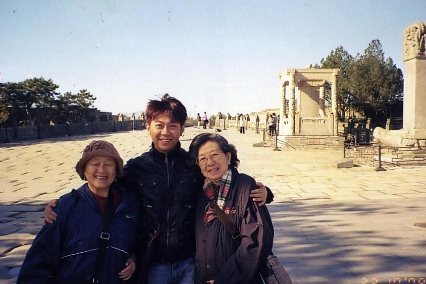 (From left) Madam Chung Khin Chun, Mr Yang Yin, Madam Chang Phie Chin&nbsp;at the Marco Polo Bridge in Beijing on Oct 23, 2008. Mr Yang was called in by the police and Immigration Checkpoints Authority (ICA) for an interview on Tuesday.&nbsp;-- PHOTO