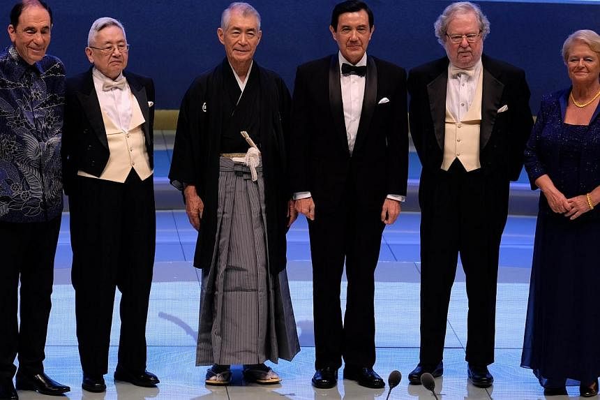 Taiwan President Ma Ying-jeou (third from right) poses with the winners of the 2014 Tang Prize (from left ) Albie Sachs of South African, American-Chinese&nbsp;Yu Ying-shih, Tasuku Honjo of Japan, American James P. Allison and Gro Harlem Brundtland o