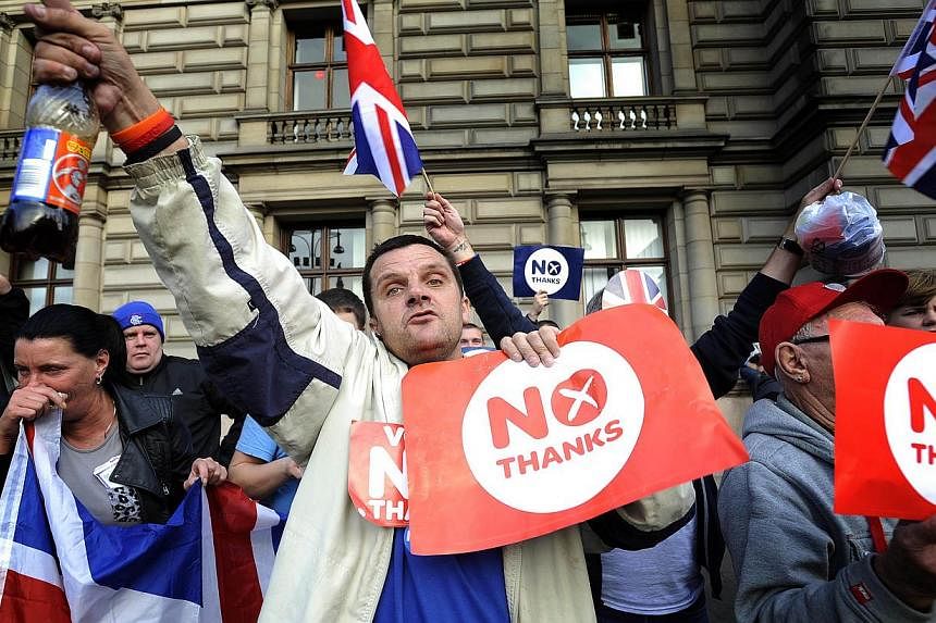 Anti-independence supporters demonstrate in Glasgow's George Square, in Scotland, on Sept 17, 2014. -- PHOTO: AFP