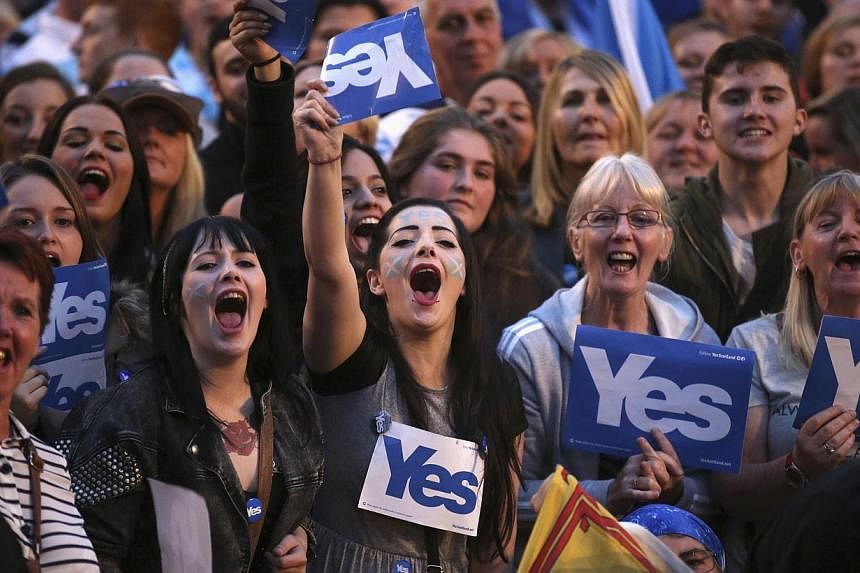 'Yes' campaigners gather for a rally in George Square, Glasgow, Scotland, on Sept 17, 2014. The referendum on Scottish independence will take place on September 18, when Scotland will vote whether or not to end the 307-year-old union with the rest of