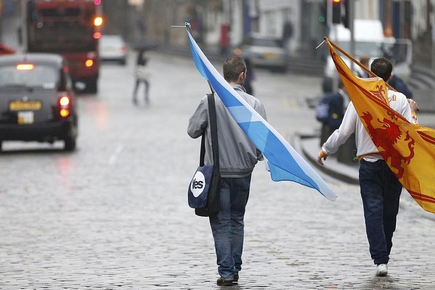 Two supporters from the "Yes" Campaign walk back home in Edinburgh, Scotland on Sept 19, 2014.&nbsp;Supporters of Scottish independence reacted gloomily on Friday to the results of a referendum that dashed their hopes of leaving the United Kingdom, w