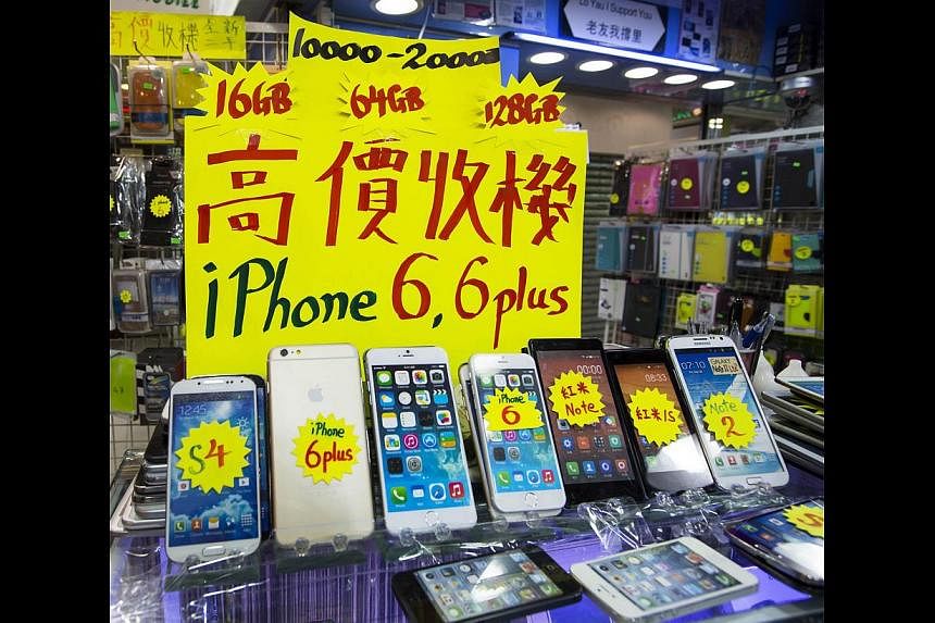 A sign in a Hong Kong shop showing the prices it is prepared to pay for new Apple iPhone 6 and 6 Plus models - from HK$10,000 to HK$20,000 (S$1,630 to S$3,260) - which are higher than the official retail prices.