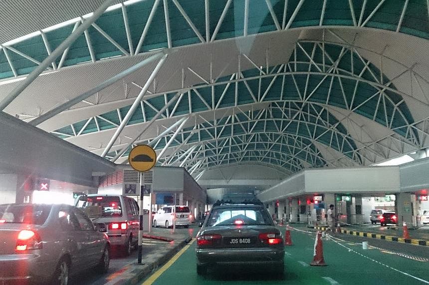 Traffic at the Malaysian customs check before going on the Causeway heading to Singapore at about 7.30am on Oct 1, 2014.&nbsp;-- ST PHOTO: DESMOND FOO&nbsp;