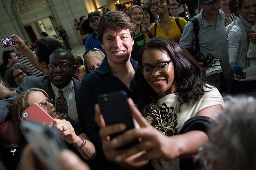 US violinist Joshua Bell poses for pictures with fans after performing with musicians from the National YoungArts Foundation at Union Station on September 30, 2014 in Washington, DC.&nbsp;-- PHOTO: AFP