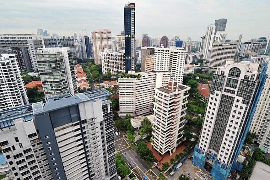 Private home prices fell 0.6 per cent in the July to September period, the fourth continuous quarter of price decrease and following from a 1 per cent decline in the second quarter. -- ST PHOTO:&nbsp;ALPHONSUS CHERN&nbsp;