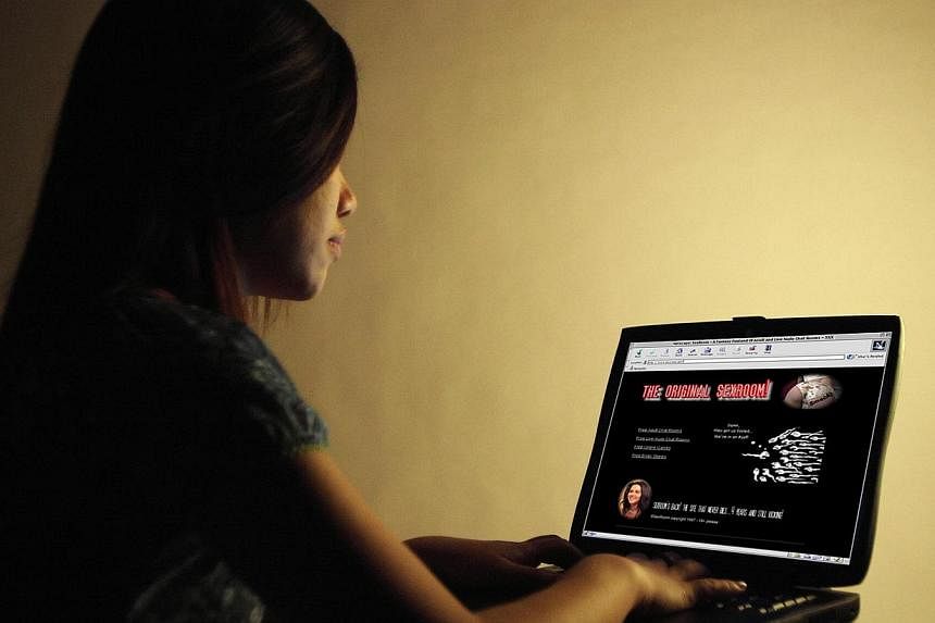 Over half of Singaporeans say they are not capable of lasting up to 12 hours without internet access. -- PHOTO: ST FILE&nbsp;