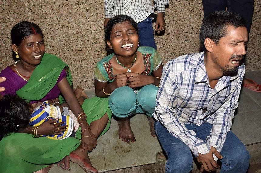 People cry outside an emergency hospital ward after their relatives were injured during a stampede in the eastern Indian city of Patna Oct 3, 2014. &nbsp;-- PHOTO: REUTERS