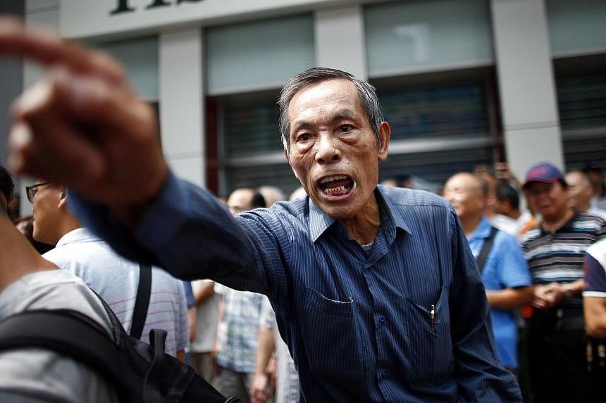 An Anti-Occupy Central protester argues with pro-democracy protesters on a main street in Hong Kong's Mongkok shopping district on Oct 4, 2014. -- PHOTO: REUTERS