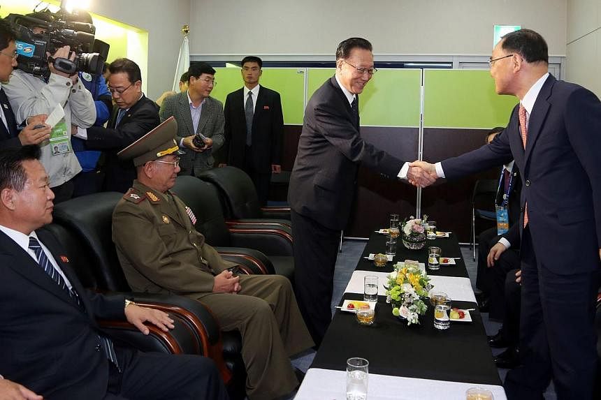 South Korean Prime Minister Chung Hong Won (right) shakes hands with Kim Yang Gon, head of the United Front Department of the ruling Workers' Party of North Korea who is in charge of relations with the South, during their meeting before the closing c