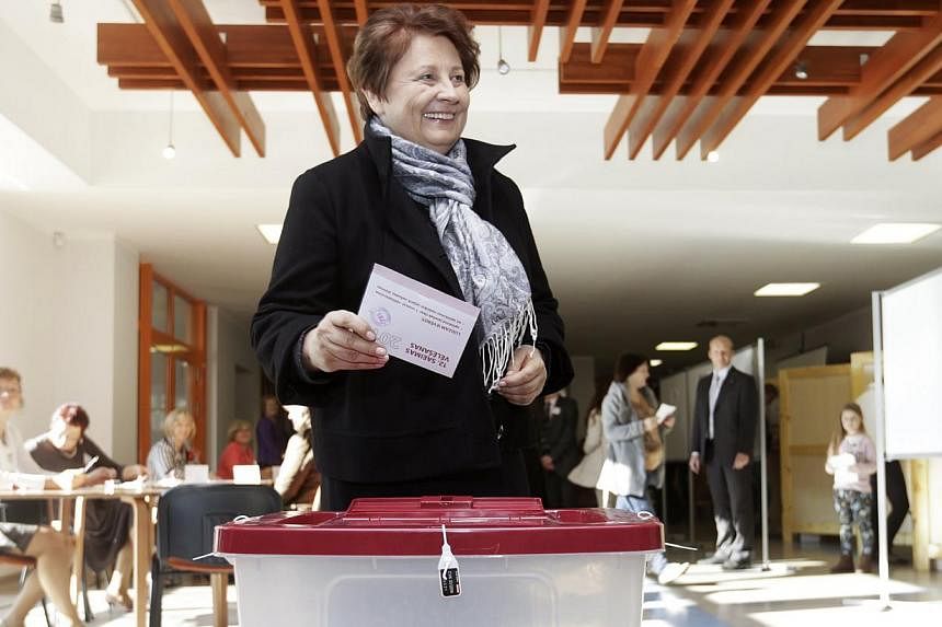 Latvia's Prime Minister Laimdota Straujuma casts her ballot during parliamentary elections in Jaunmarupe, Oct 4, 2014. Latvia's centre-right coalition led by Prime Minister Laimdota Straujuma looked to have scored a resounding majority in Saturday el