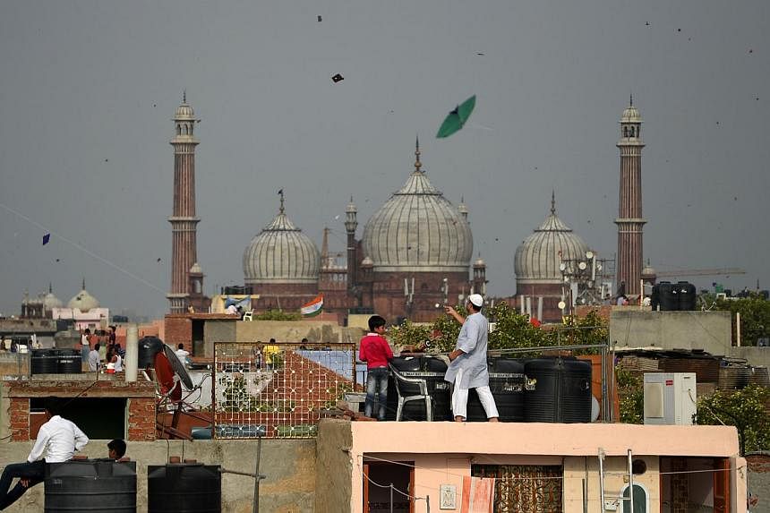 India is set to repeal 287 outdated laws, including one that bans flying kites without police permission, in an effort to make doing business in the country easier and attract investor to the South Asian sub-continent. -- PHOTO: AFP