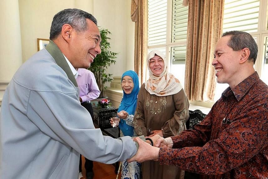 Slightly more than a month after honouring Singapore's first president Yusof Ishak at the National Day Rally, Prime Minister Lee Hsien Loong hosted his widow, Puan Noor Aishah, to lunch at the Istana on Wednesday. -- PHOTO:&nbsp;FACEBOOK/LEE HSIEN LO