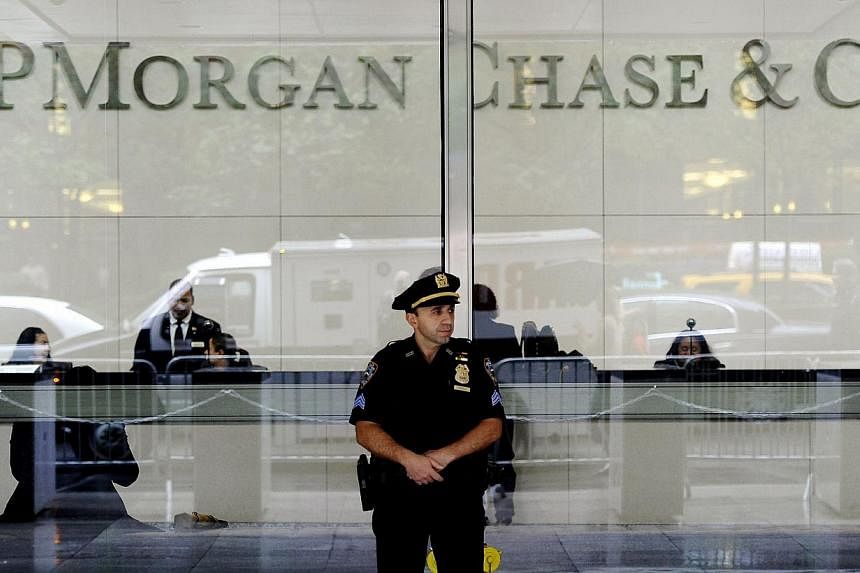 A file picture taken on May 15, 2012 in New York shows a New York City Police officer guarding the entrance to the JP Morgan Chase World Headquarters.&nbsp;Several US financial institutions were targeted by the same computer hackers who breached the 