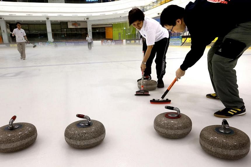 The Equatorial Curling Club holds curling sessions at The Rink in JCube at night. -- ST PHOTO: CHEW SENG KIM