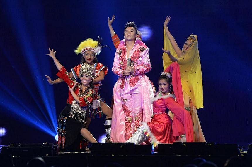 Popular Singapore -based Taiwanese Getai singer-host Hao Hao performing during the awards.&nbsp;Taiwanese singer-host Hao Hao was crowned the best male getai singer at the annual Shin Min-Wanbao Getai Awards 2014 on Sunday evening. -- ST PHOTO: DESMO
