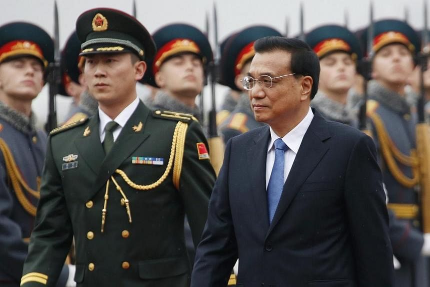 China's Prime Minister Li Keqiang (right) inspects the honour guard during a welcoming ceremony upon his arrival at Moscow's Vnukovo airport, Oct 12, 2014.&nbsp;Mr Li on Sunday arrived in Moscow for talks with President Vladimir Putin as Russia is st